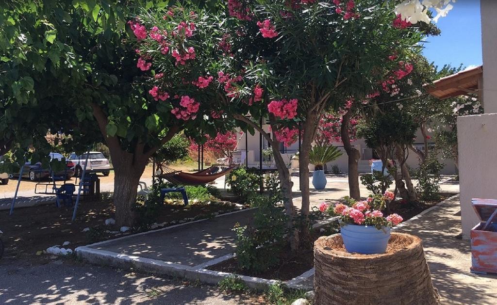 Andy'S Gardens Daire Gerani  Dış mekan fotoğraf